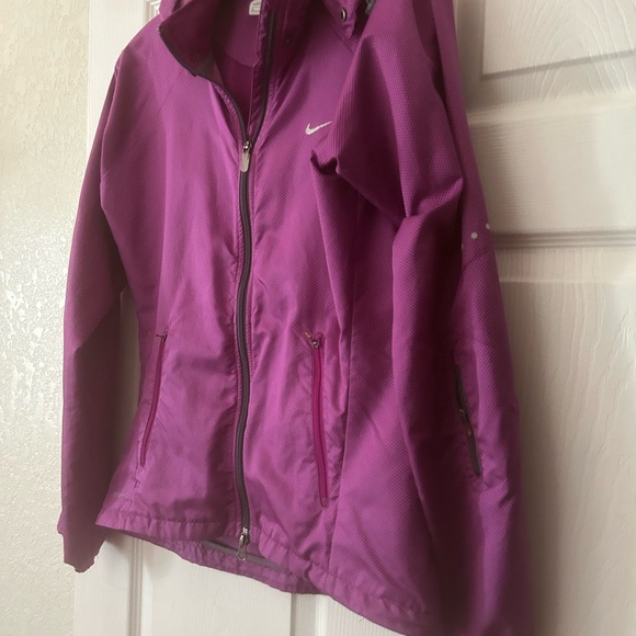 Super Cute, Nike Magenta Wind Breaker Form Fitted, Excellent Shape, 2 way Zipper - Picture 8 of 14